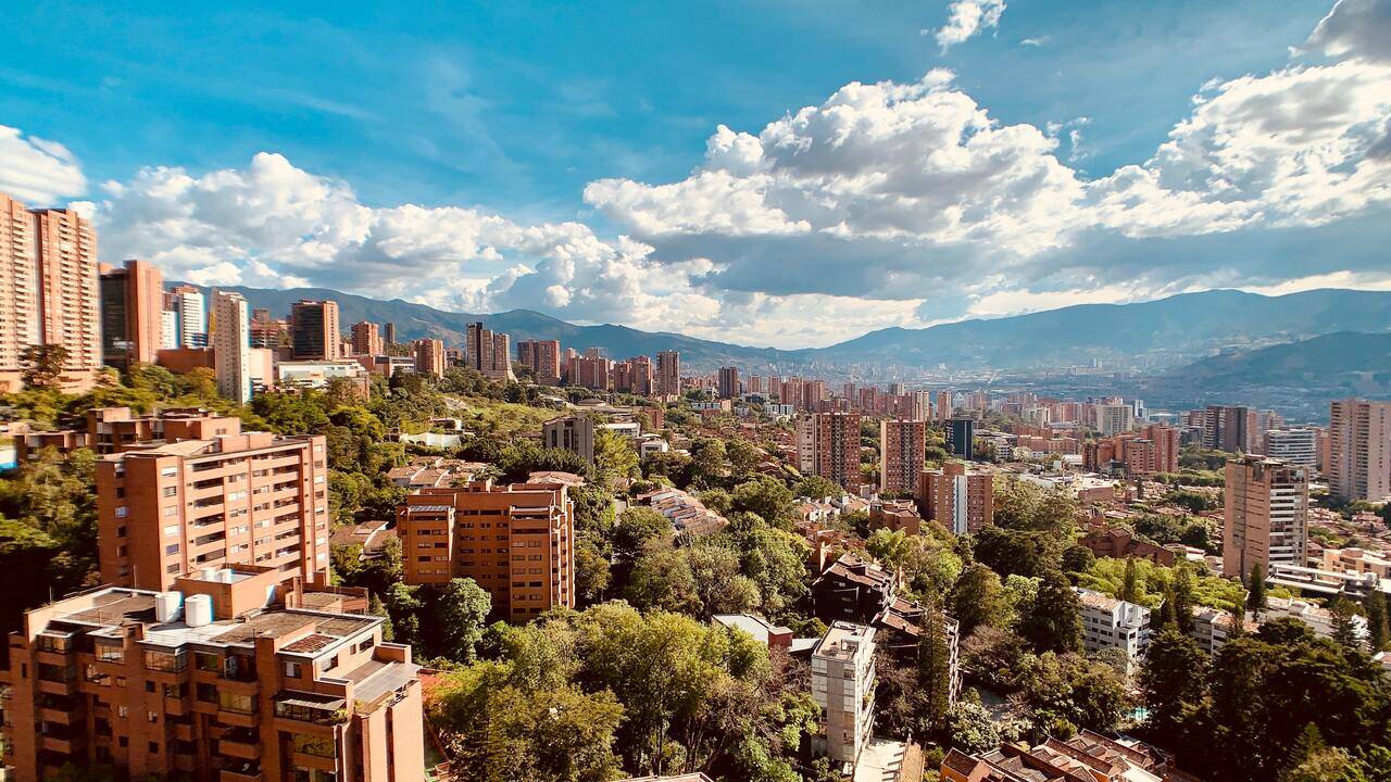 El Poblado Medellín zona turística para hospedarse con vida nocturna y restaurantes