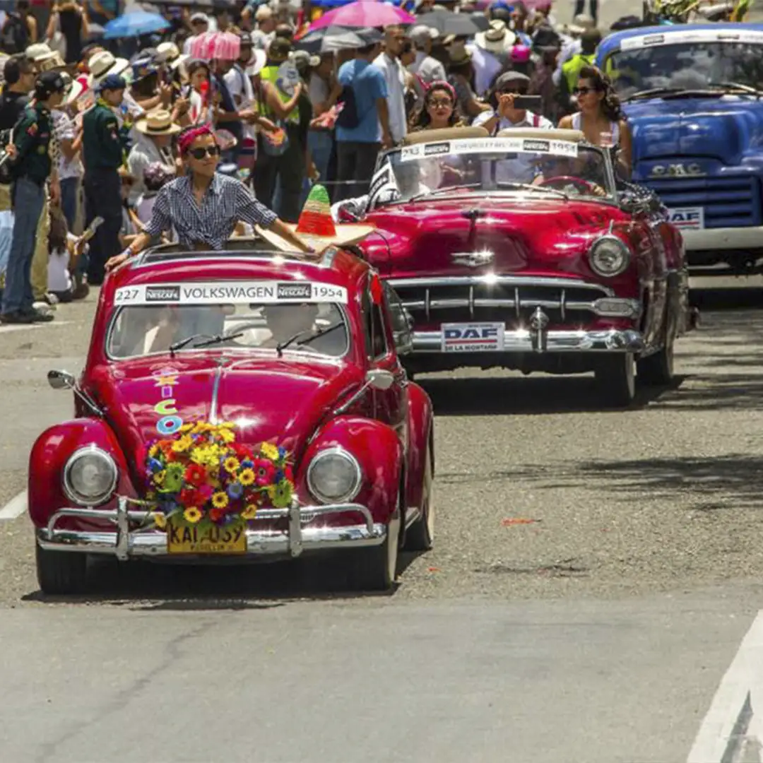 Desfile de Autos Clásicos y Antiguos durante la Feria de las Flores de Medellín