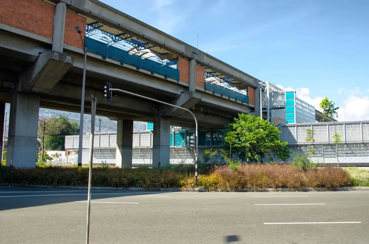 Exterior de la estación Hospital de la Línea A del Metro de Medellín