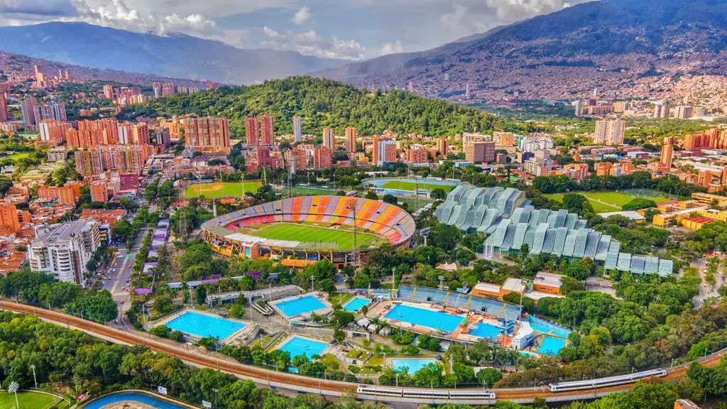 Laureles Medellín barrio residencial tranquilo ideal para estadías largas y trabajo remoto