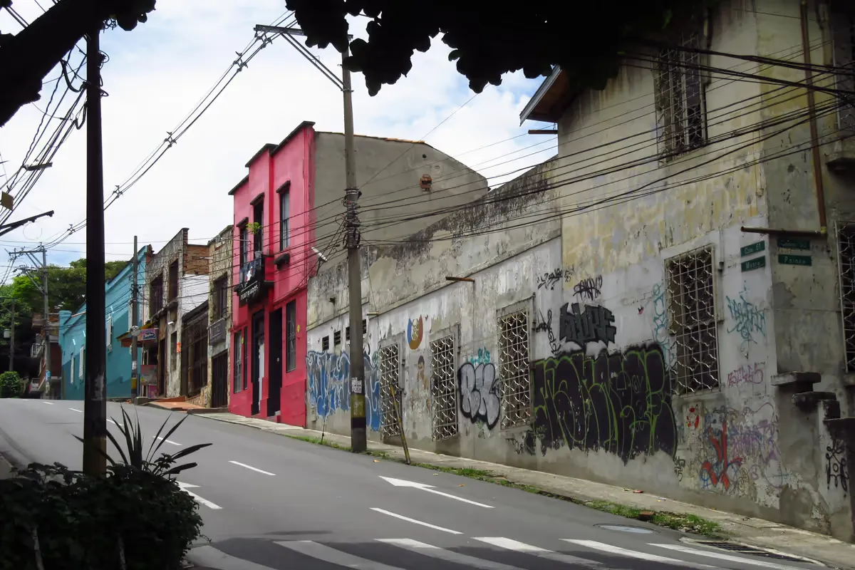 Calle 61 con carrera 50 en el barrio Prado de Medellín durante el día