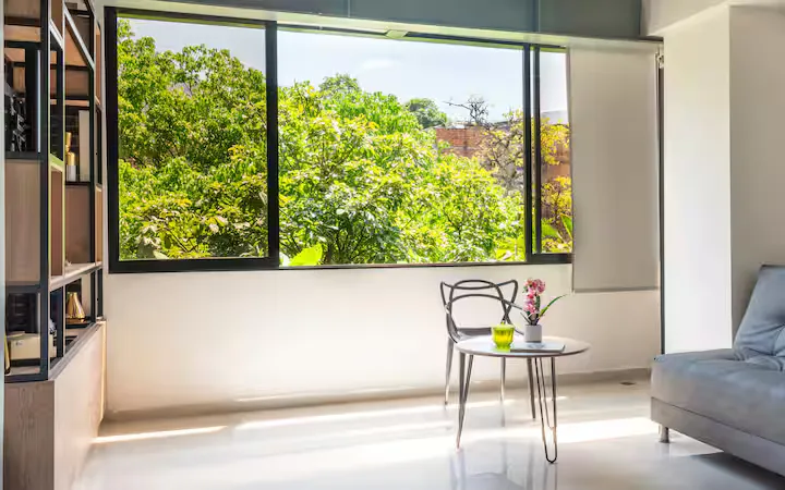 Interior de un loft de Nook Cool Living con mobiliario y distribución visibles